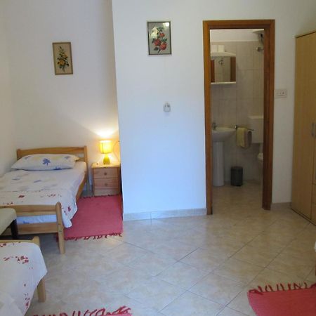 Apartments Vesna With Pool - New! Sveti Lovreč Pazenatički الغرفة الصورة